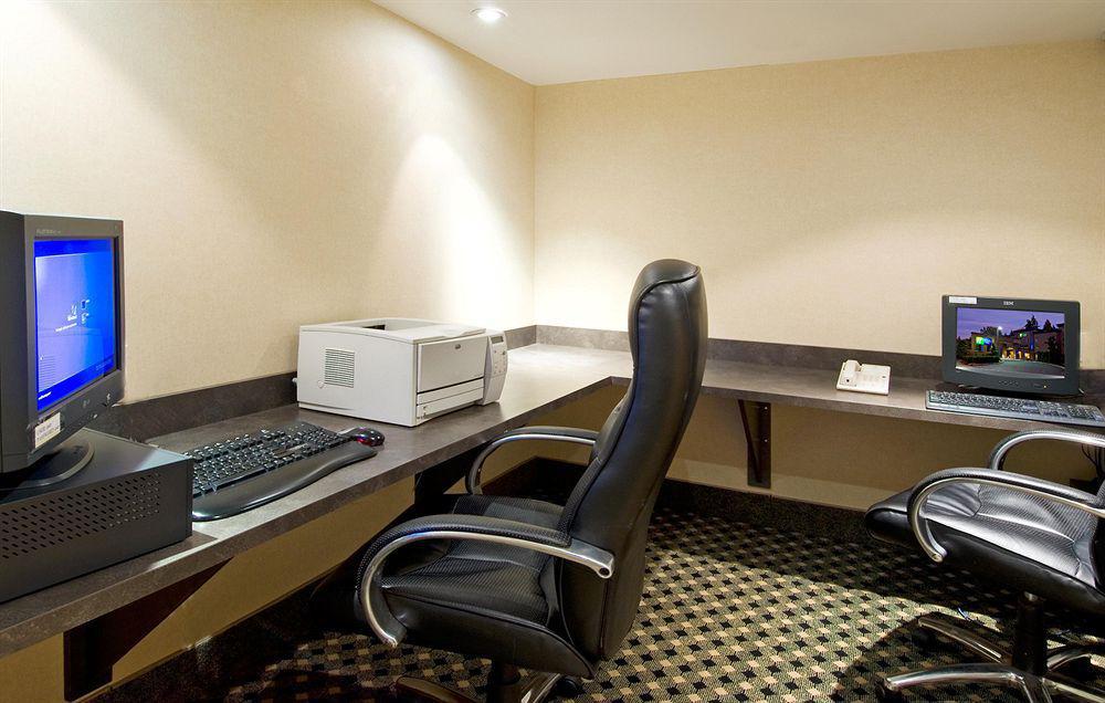 Holiday Inn Express And Suites Surrey By Ihg Instalações foto